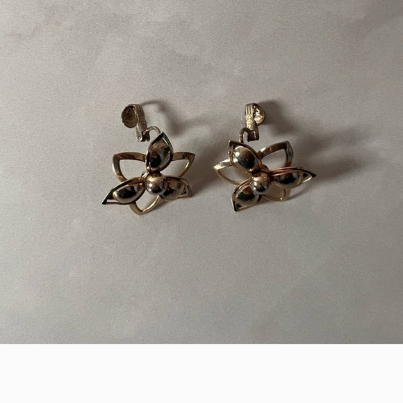 Sarah Coventry Jewelry - Vintage Gold Tone Sarah Coventry Open Beautiful Earrings